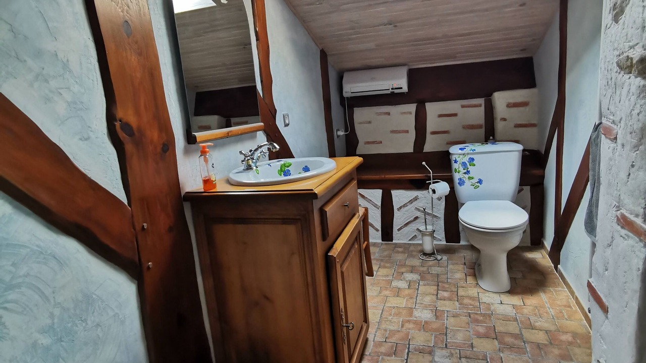 Photo of Bathroom in Mirepoix