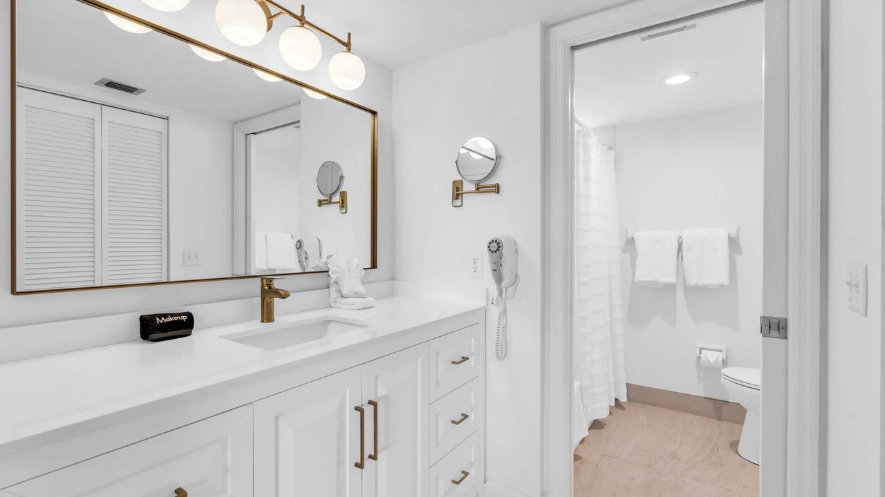 Photo of Bathroom in Park Shore