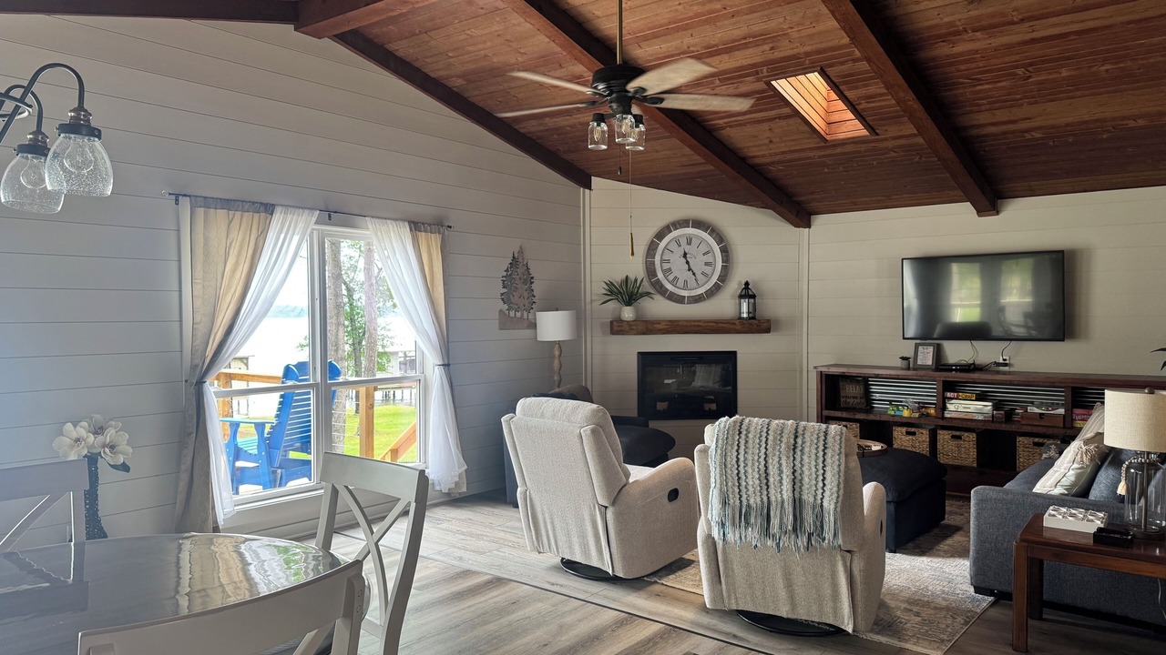Photo of Livingroom in Henderson County