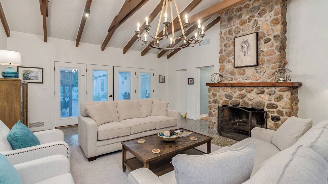 Photo of Livingroom in Sam Hughes
