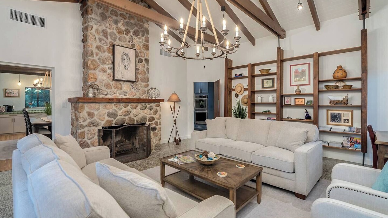 Photo of Livingroom in Sam Hughes