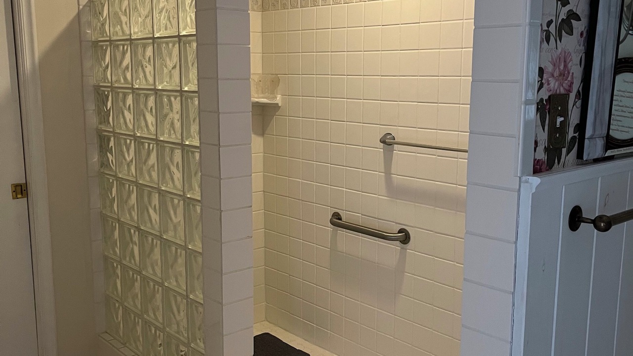 Photo of Bathroom in Gober
