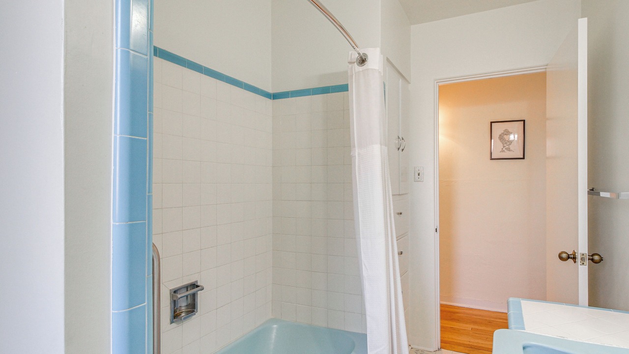 Photo of Bathroom in Parkland Hills