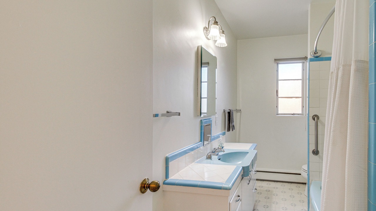 Photo of Bathroom in Parkland Hills