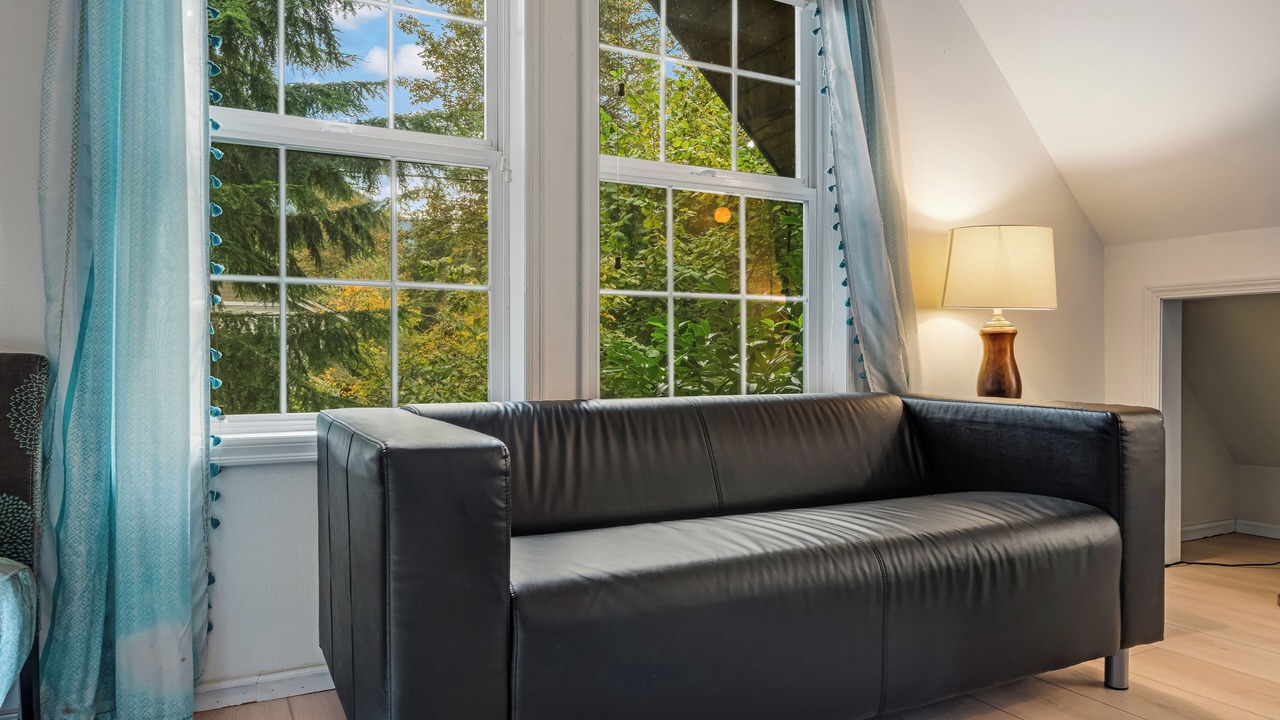 Photo of Livingroom in Gold Bar