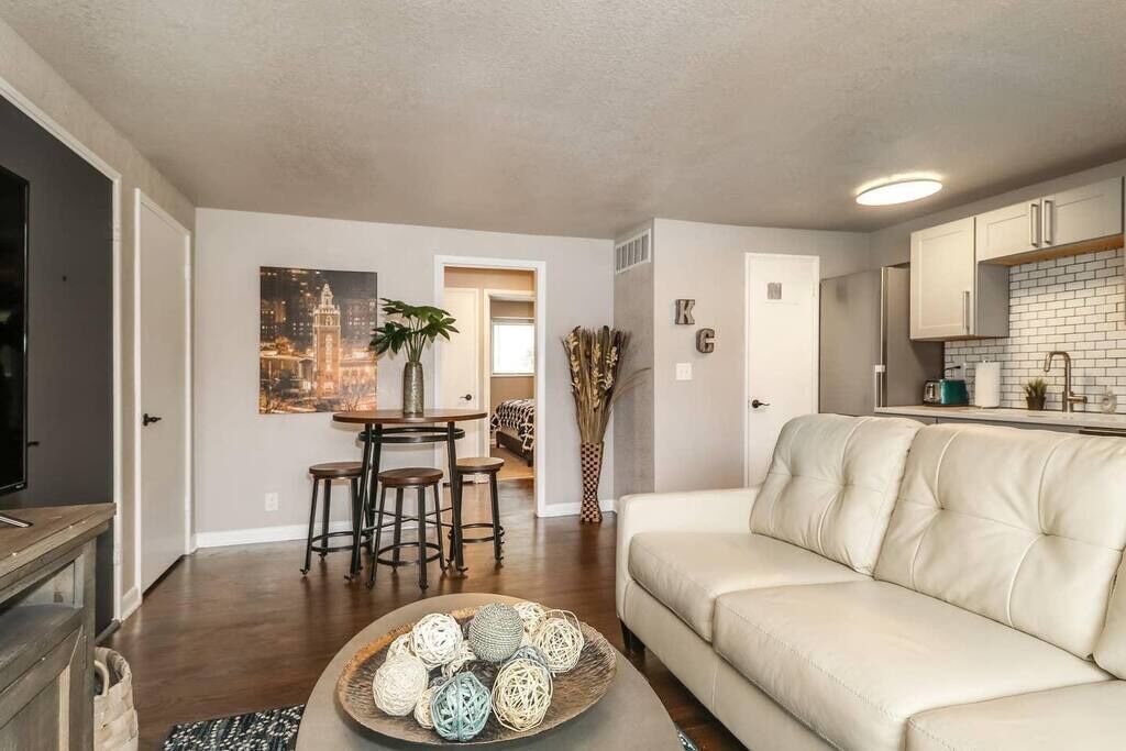 Photo of Livingroom in West Plaza