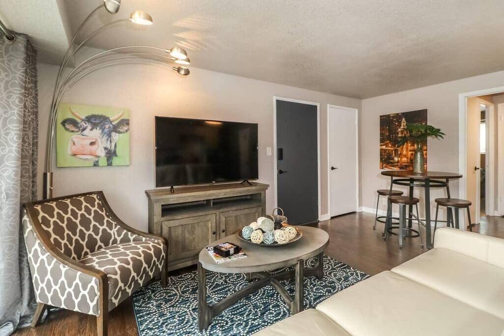 Photo of Livingroom in West Plaza