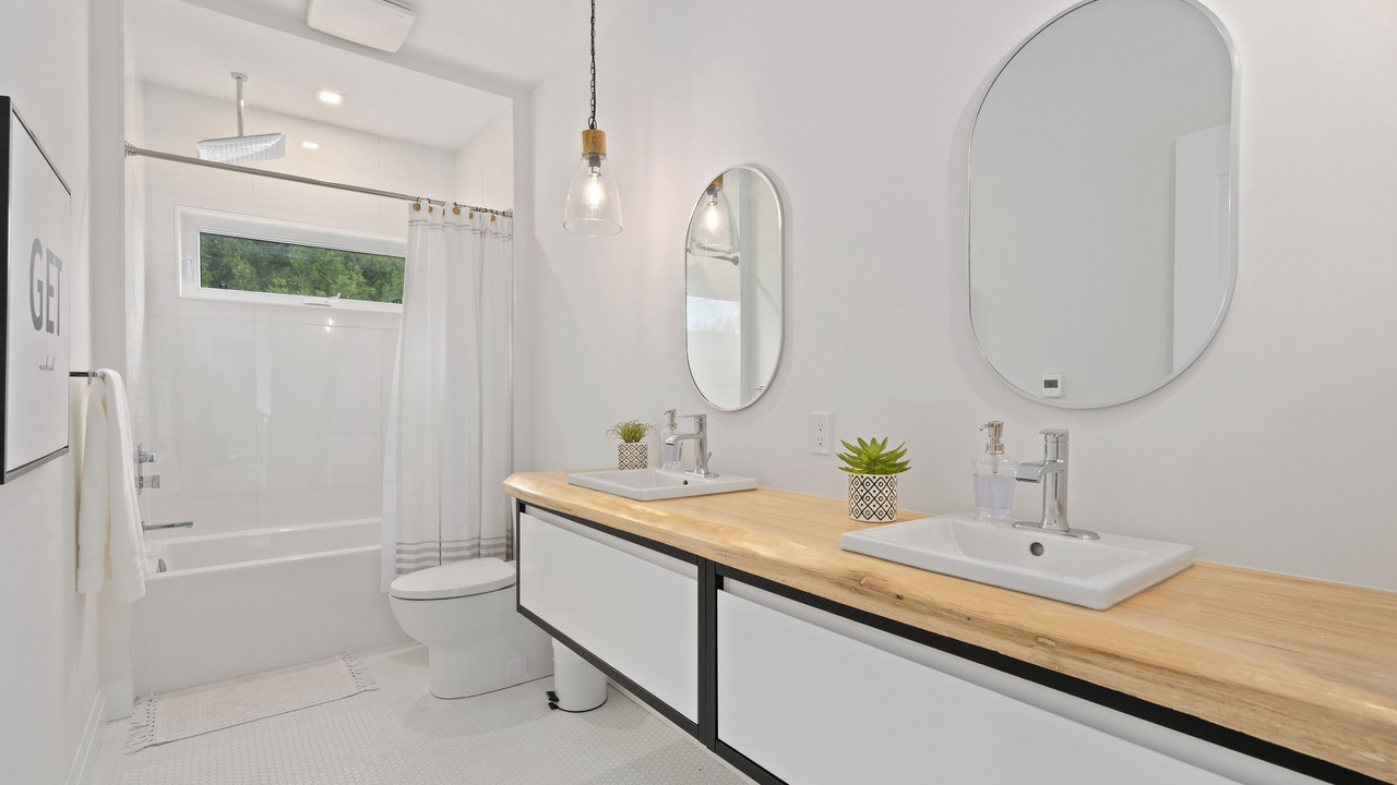Photo of Bathroom in Waubaushene