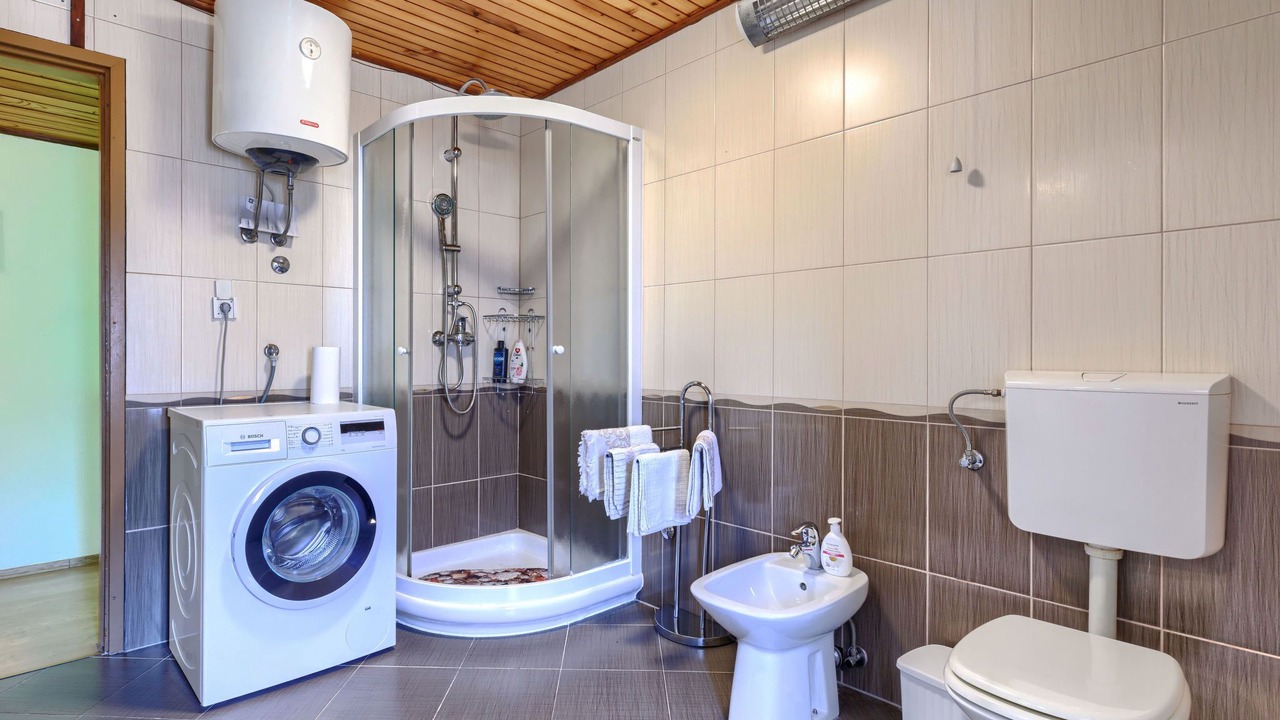 Photo of Bathroom in Tar