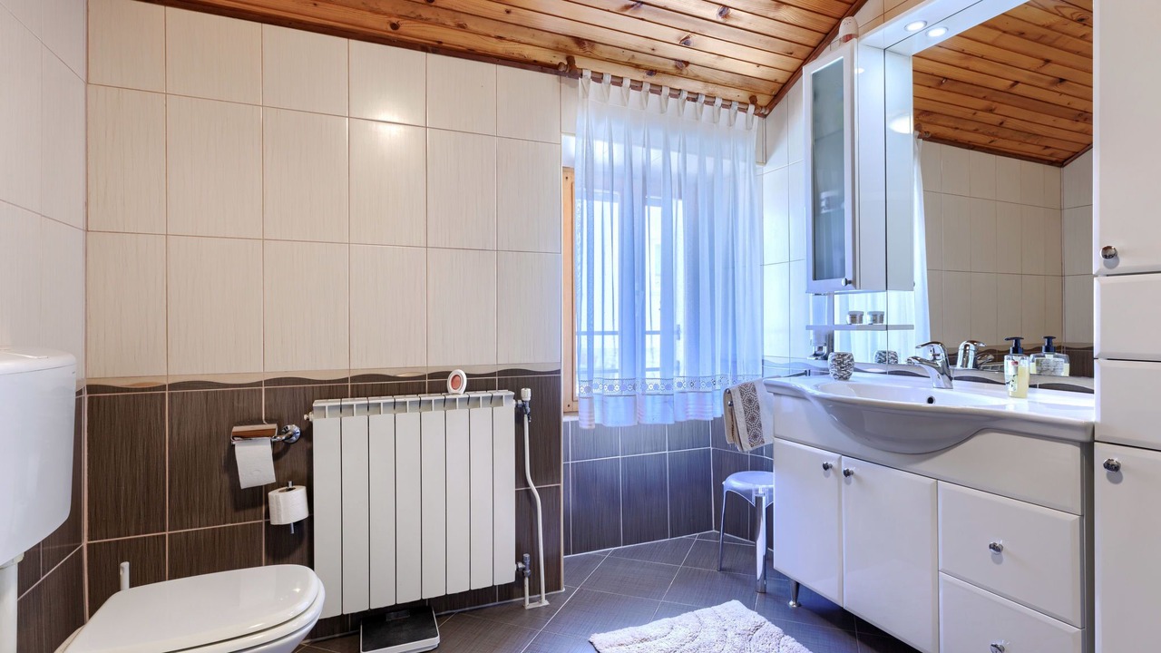 Photo of Bathroom in Tar