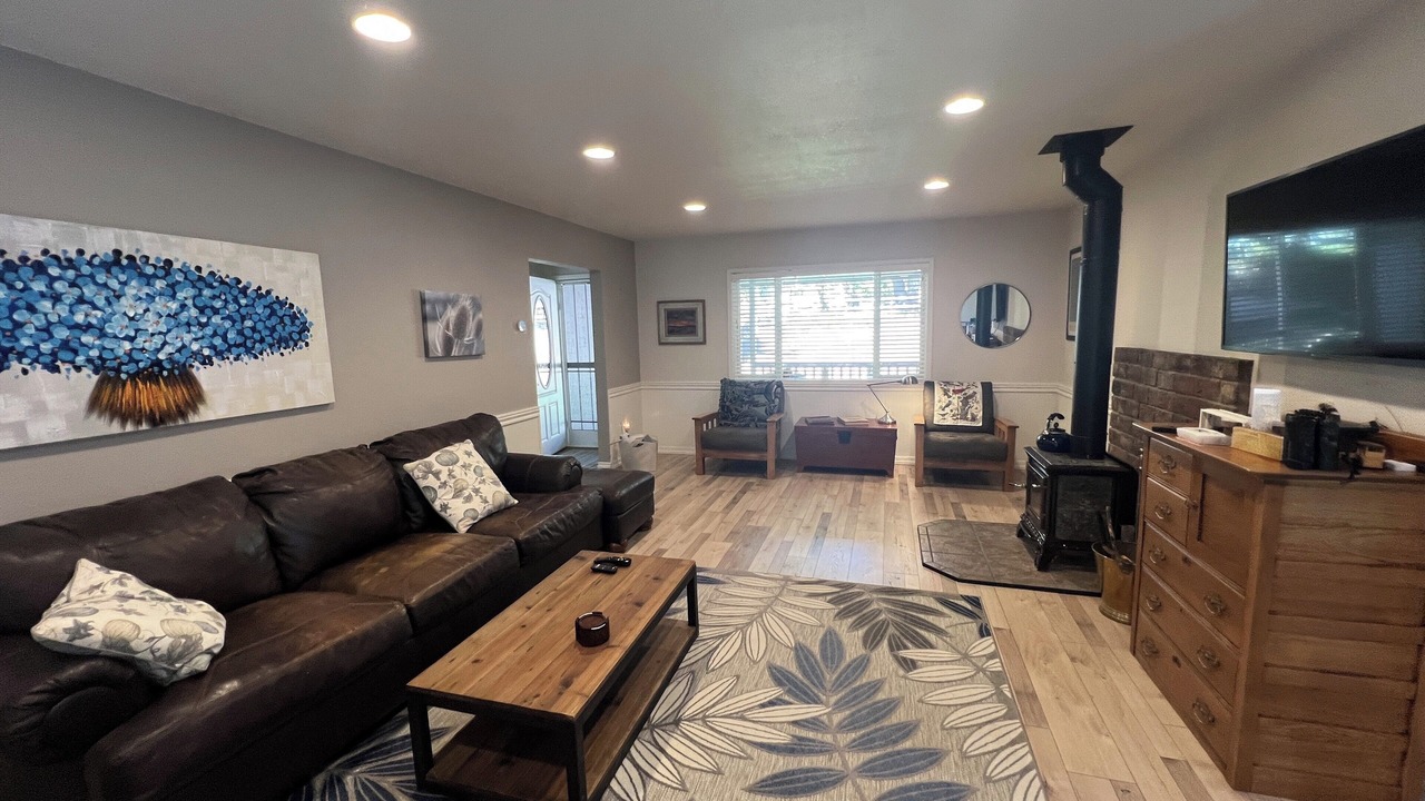 Photo of Livingroom in Montague