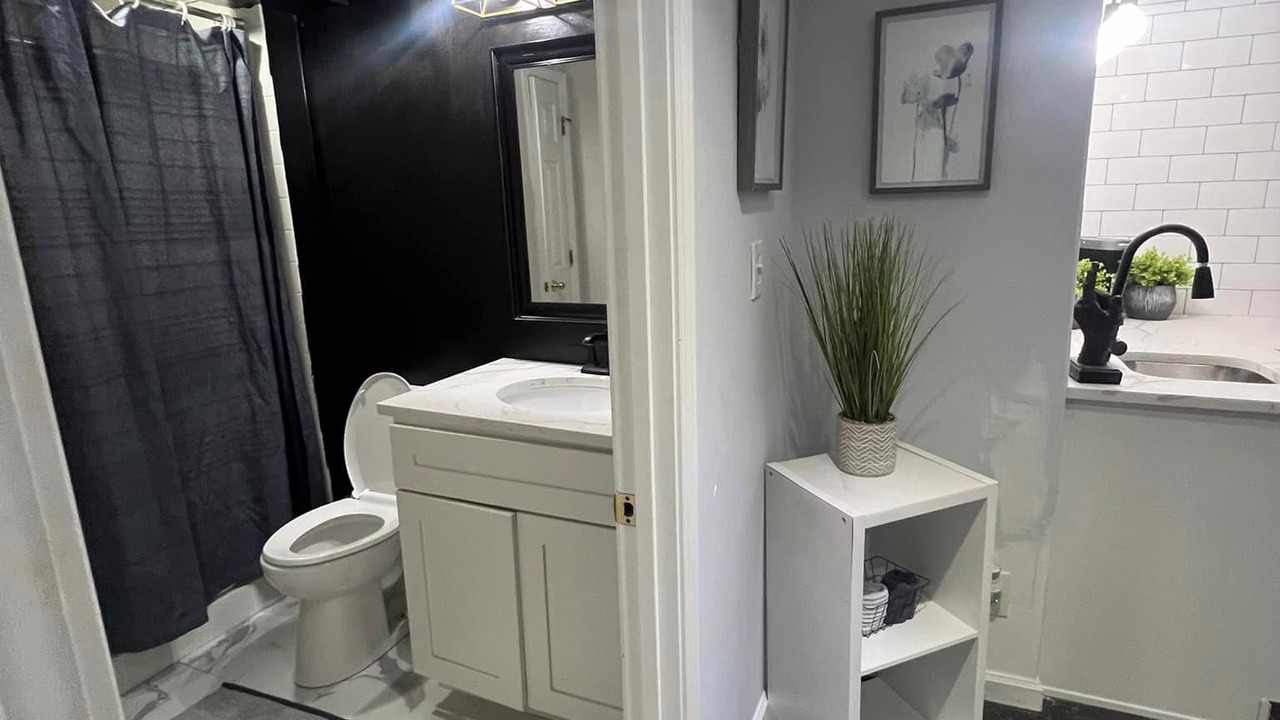 Photo of Bathroom in Lindenwood Park