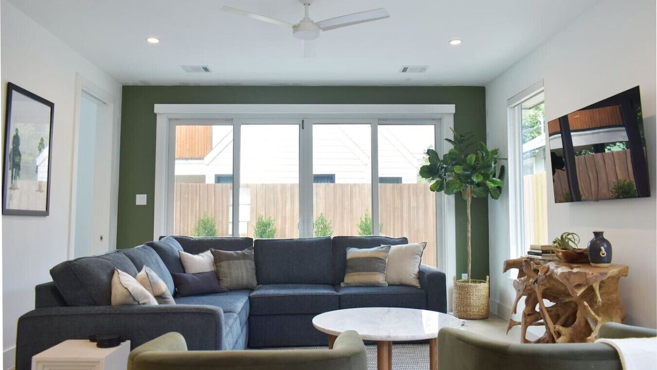 Photo of Livingroom in East Cesar Chavez
