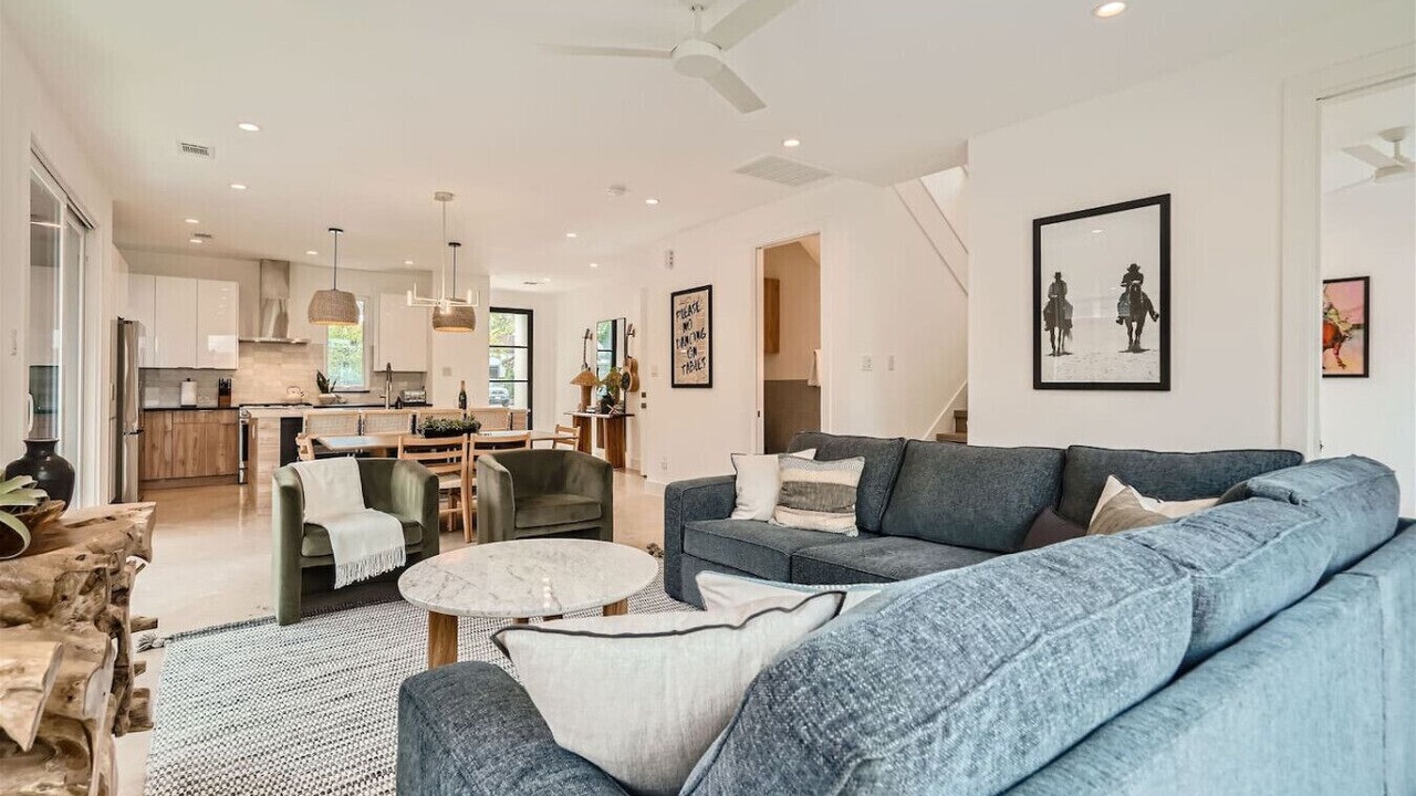 Photo of Livingroom in East Cesar Chavez
