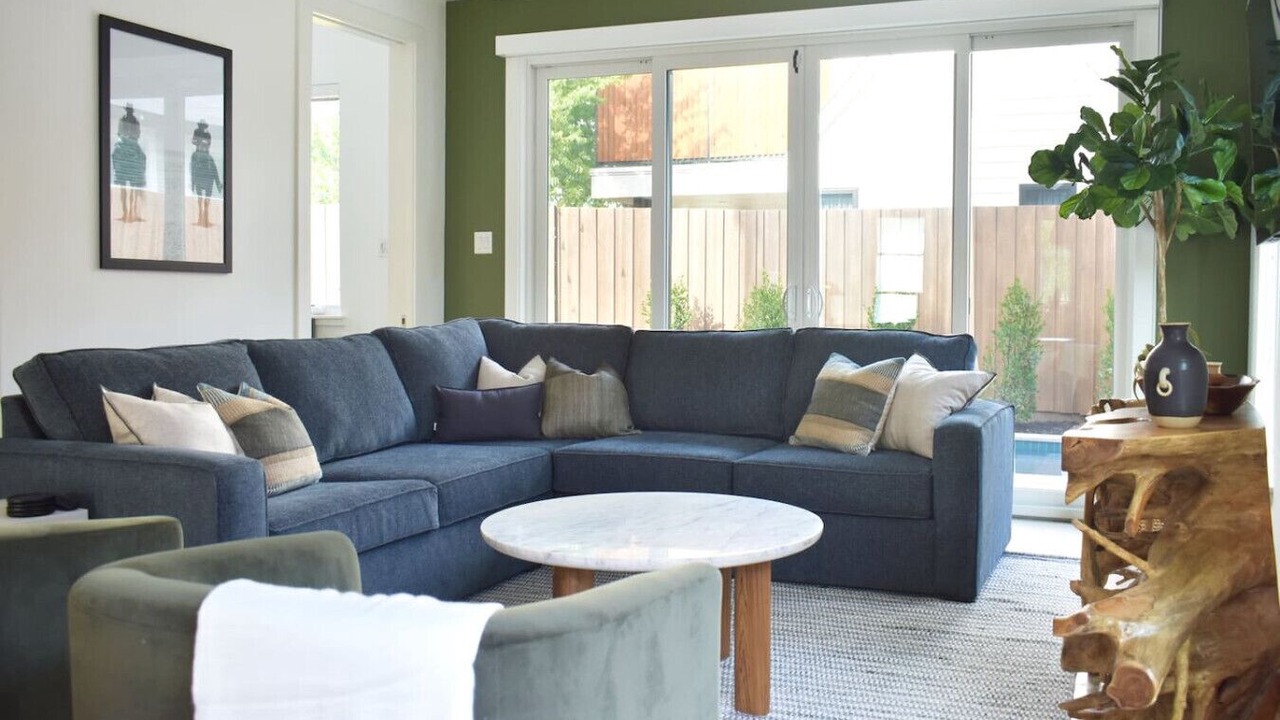 Photo of Livingroom in East Cesar Chavez