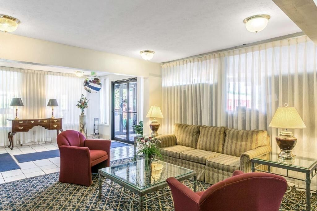 Photo of Livingroom in Edgewood