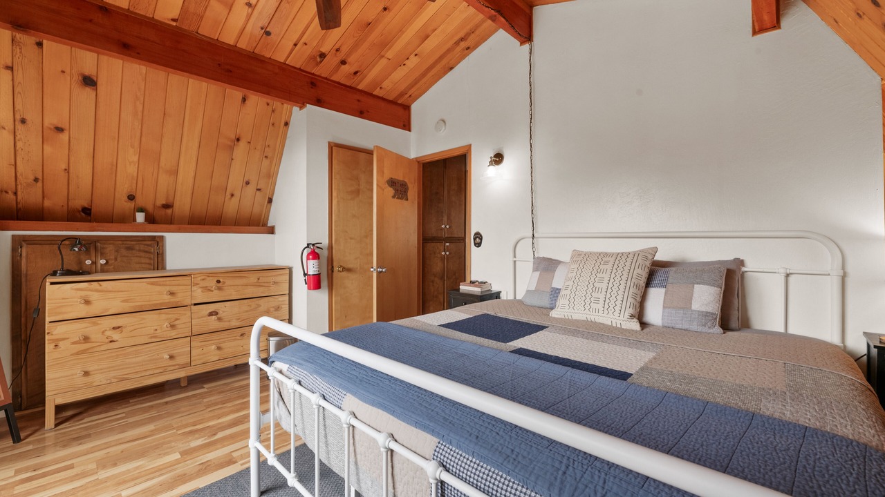 Photo of Bedroom in Running Springs