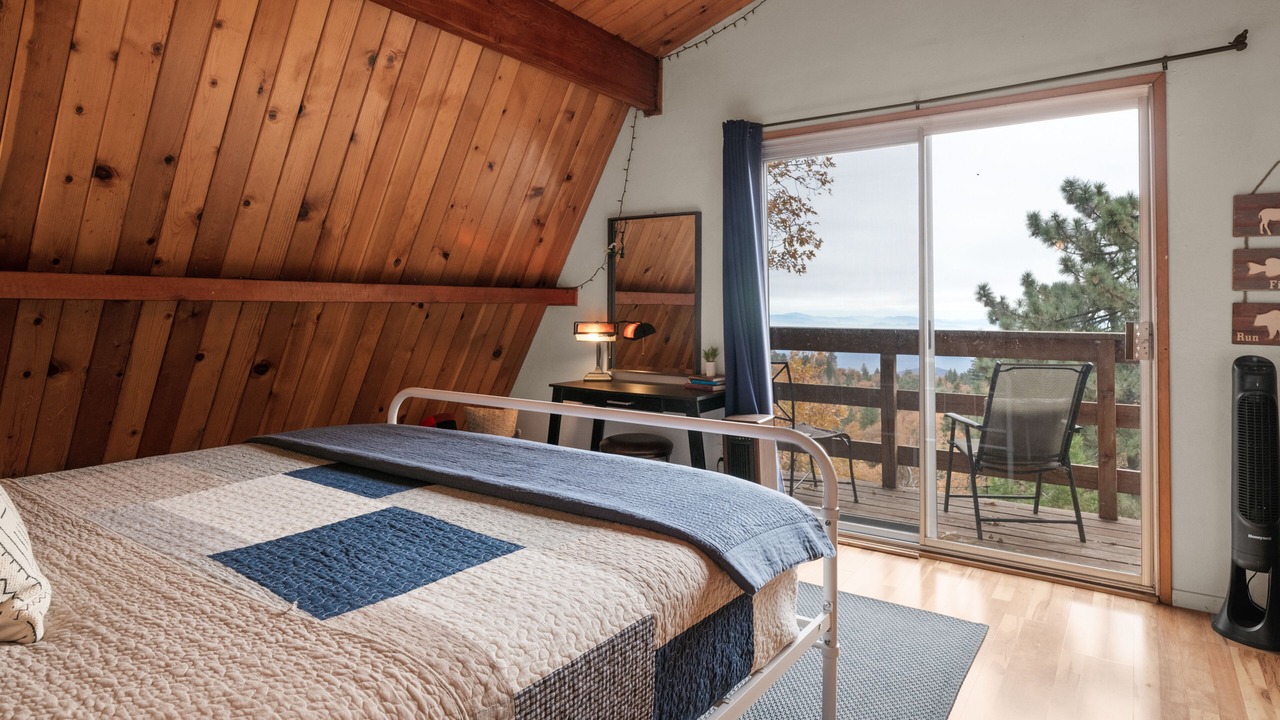 Photo of Bedroom in Running Springs