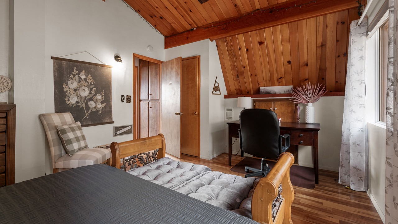 Photo of Bedroom in Running Springs