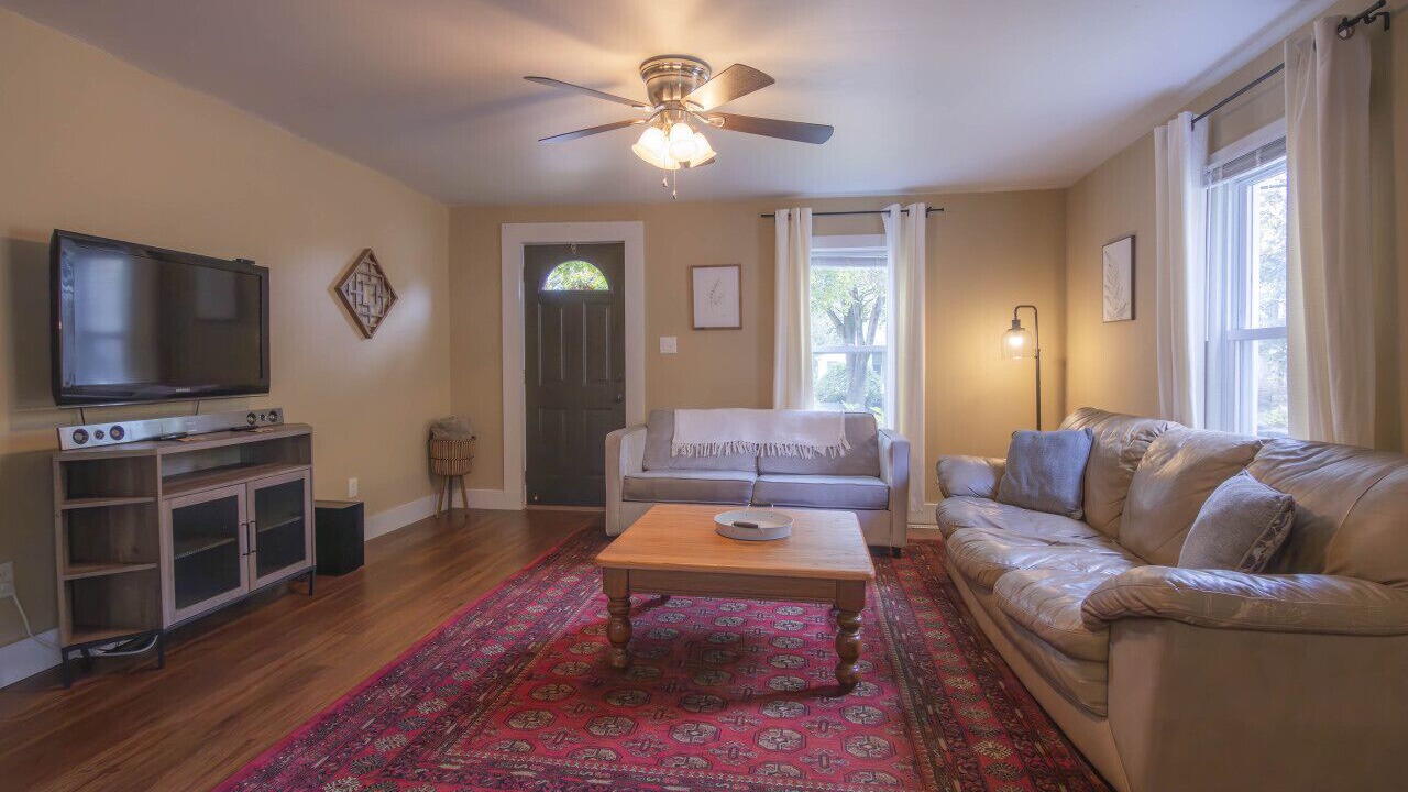 Photo of Livingroom in Queensbury