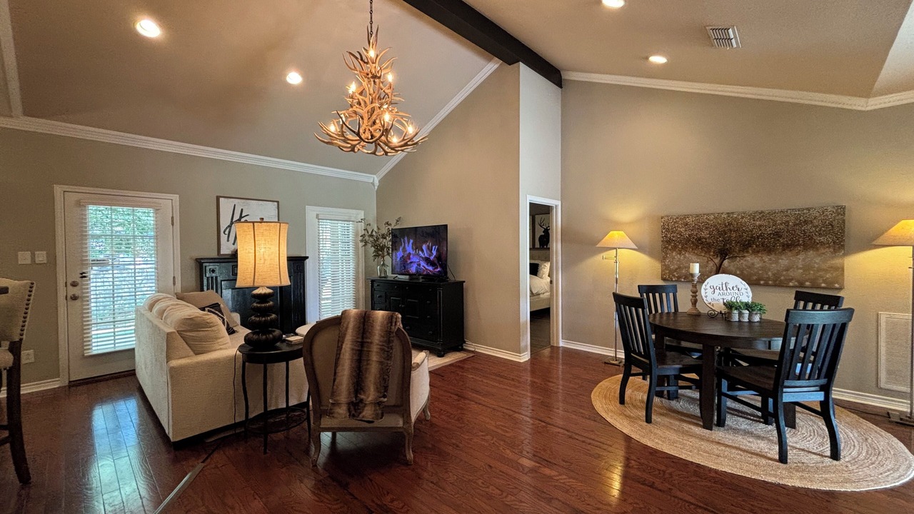 Photo of Livingroom in Center