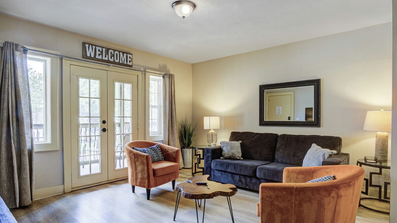 Photo of Livingroom in West Plaza