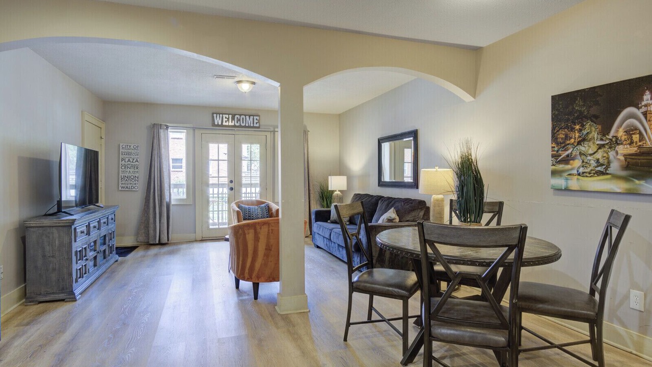 Photo of Livingroom in West Plaza