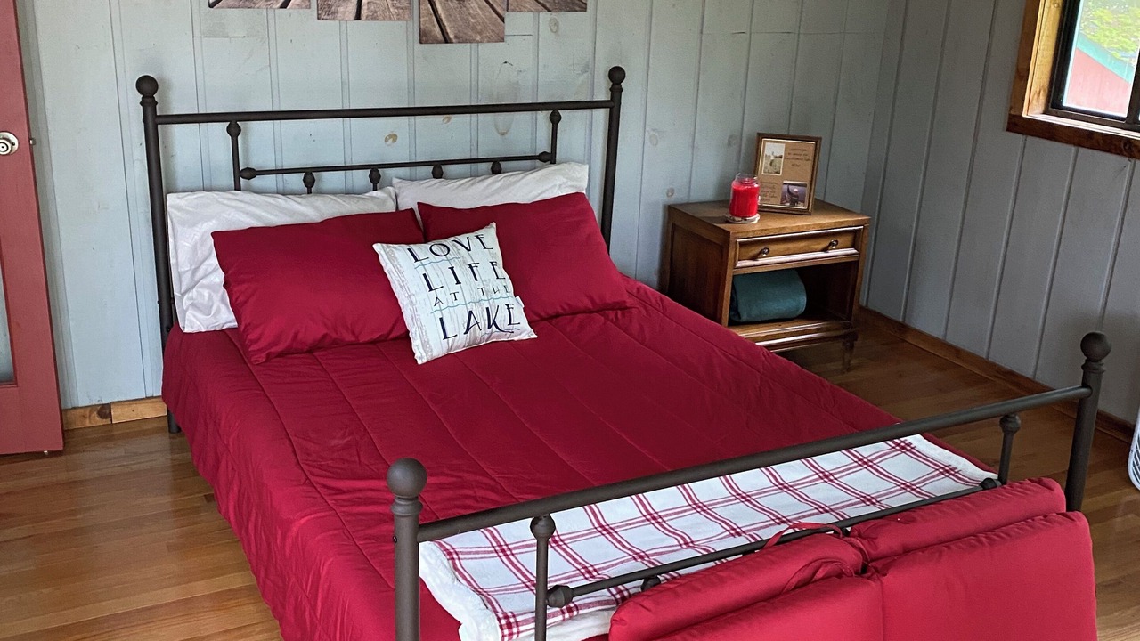 Photo of Bedroom in Swan Lake