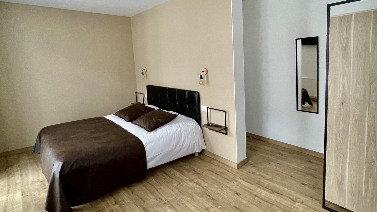 Photo of Bedroom in Lens