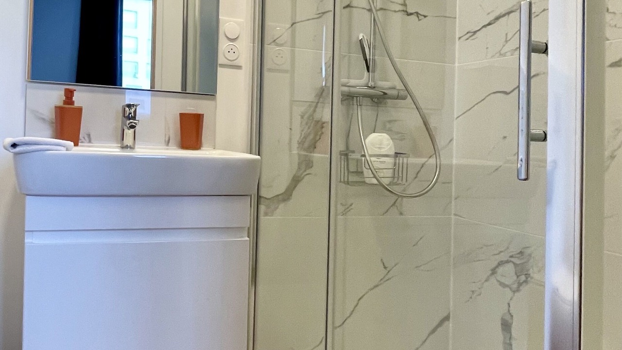 Photo of Bathroom in Lens