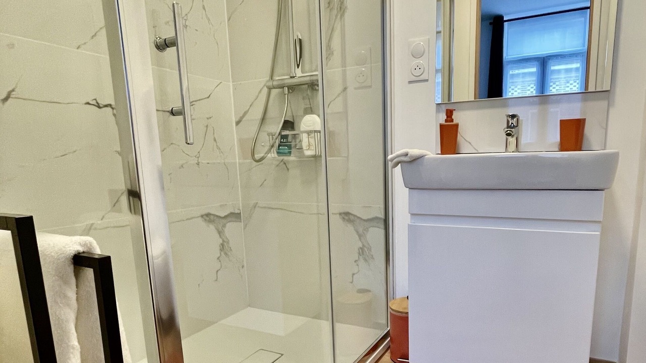 Photo of Bathroom in Lens