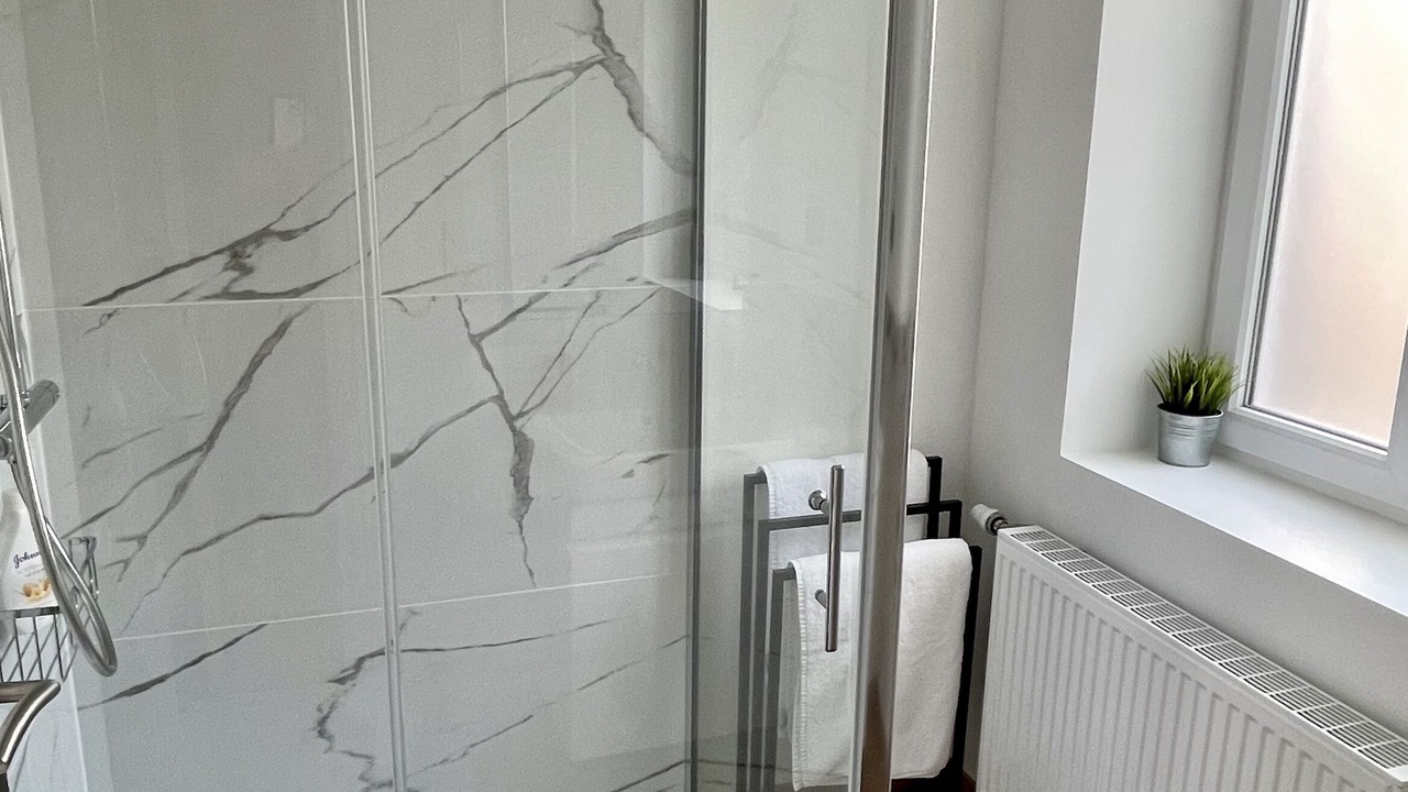 Photo of Bathroom in Lens