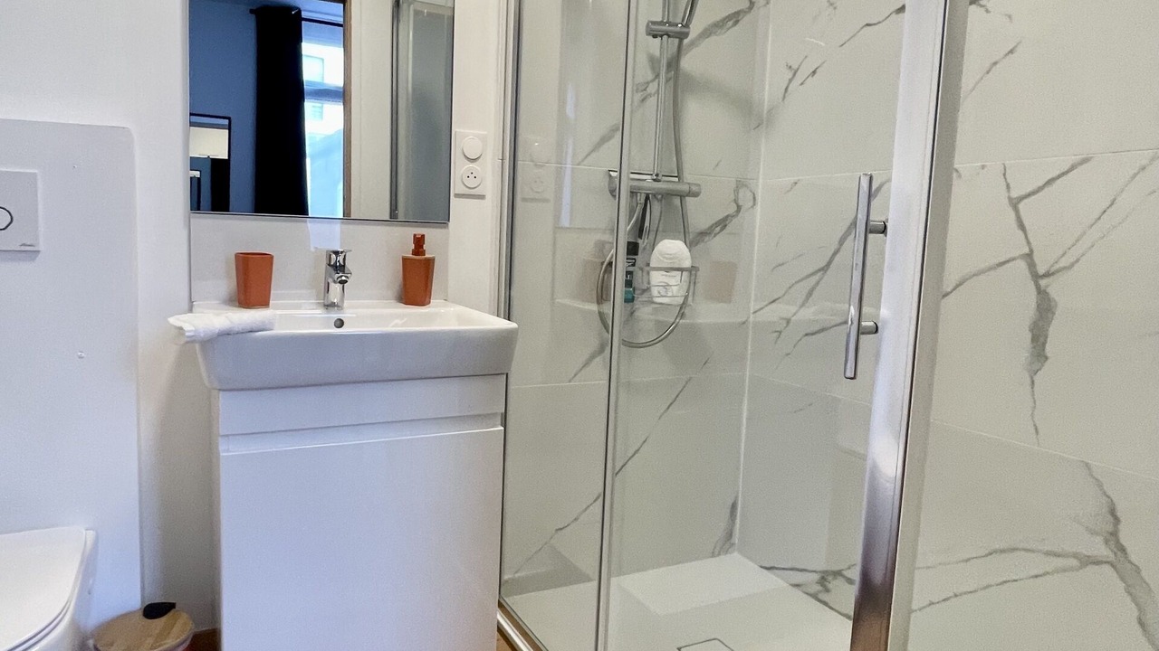 Photo of Bathroom in Lens