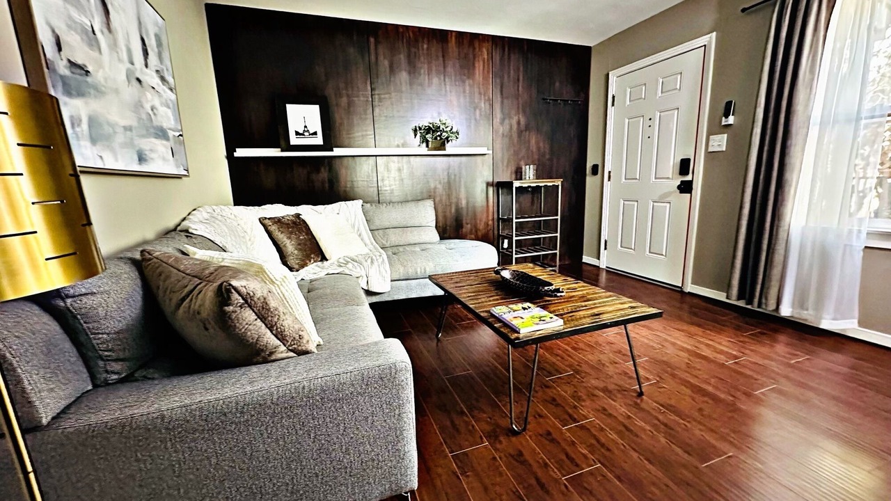 Photo of Livingroom in North Oak Park