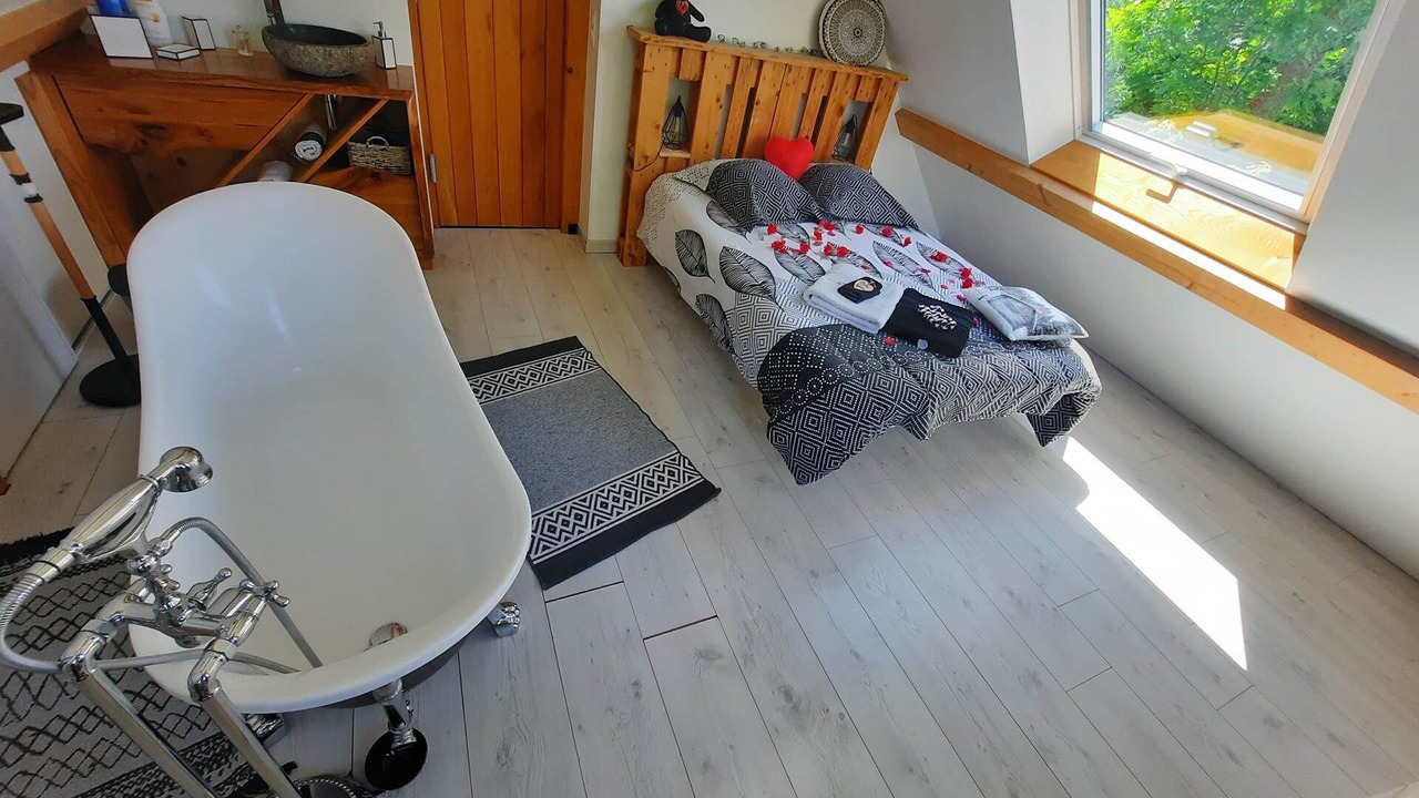 Photo of Others in Lindry