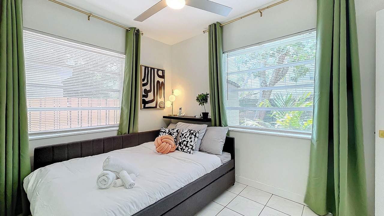 Photo of Bedroom in Oakland Park