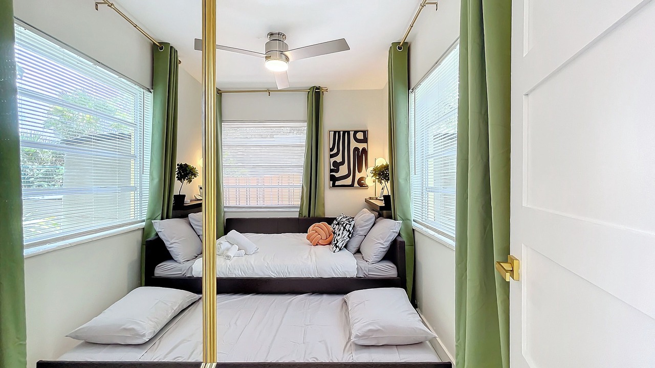 Photo of Bedroom in Oakland Park
