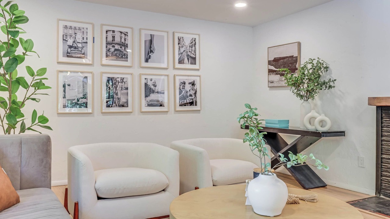 Photo of Livingroom in Inglewood-Finn Hill