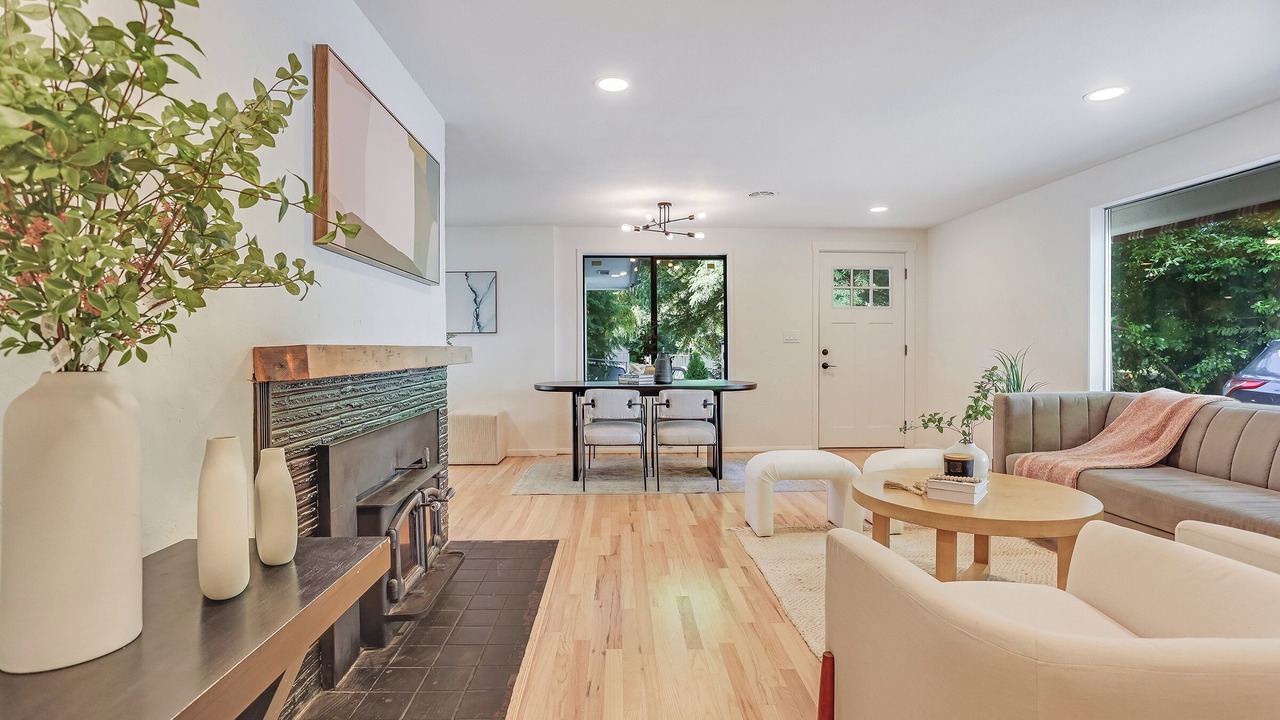 Photo of Livingroom in Inglewood-Finn Hill