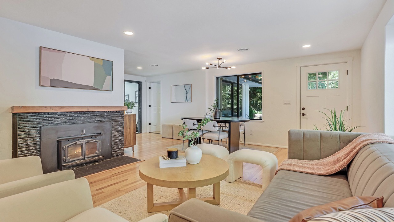 Photo of Livingroom in Inglewood-Finn Hill