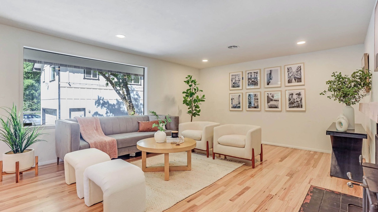 Photo of Livingroom in Inglewood-Finn Hill