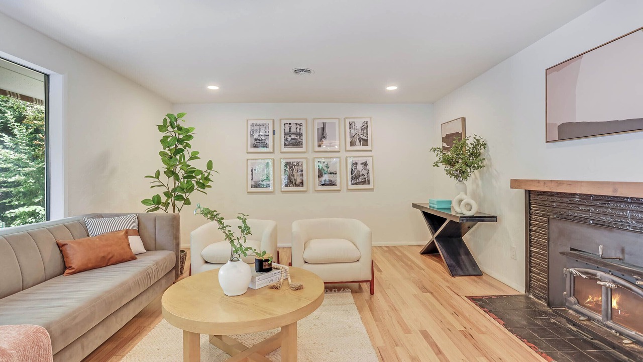 Photo of Livingroom in Inglewood-Finn Hill