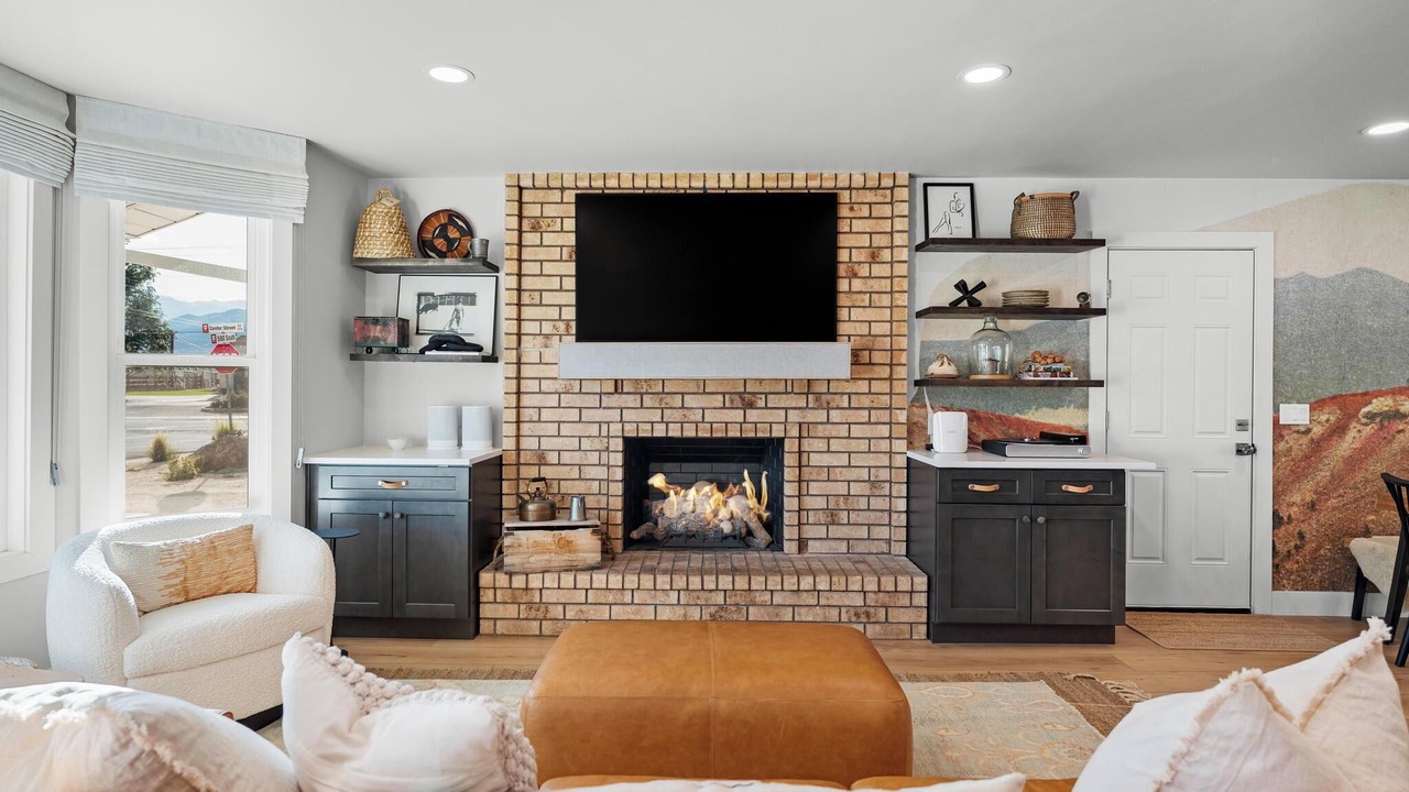 Photo of Livingroom in Midway