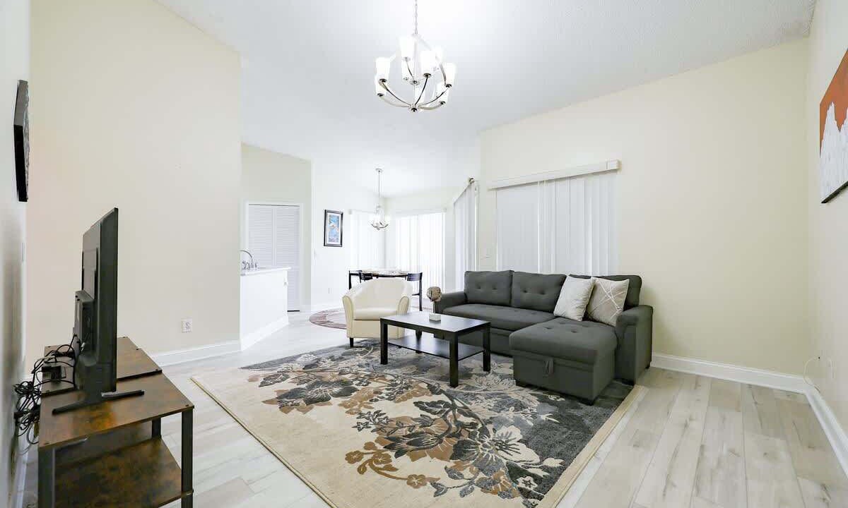 Photo of Livingroom in Florida Center North