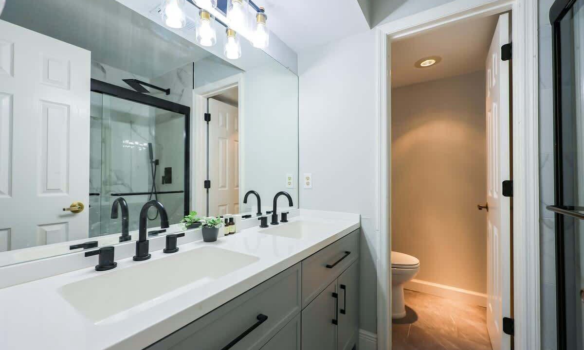 Photo of Bathroom in Florida Center North