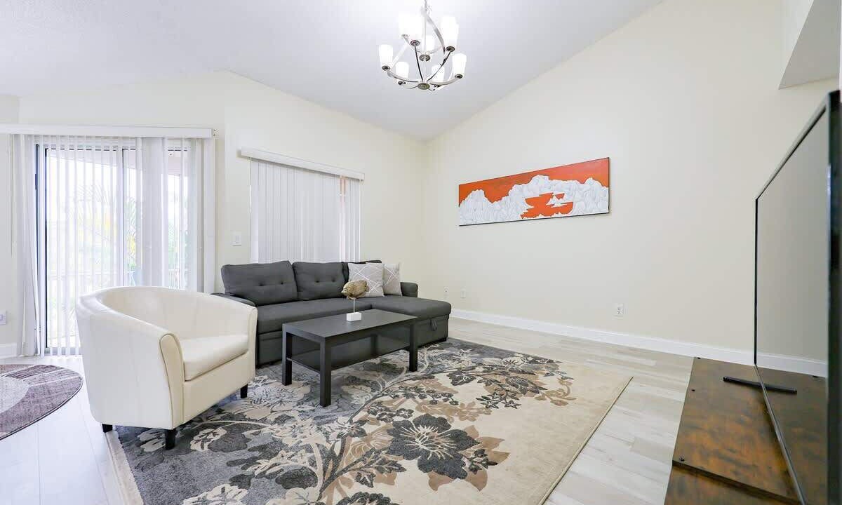 Photo of Livingroom in Florida Center North