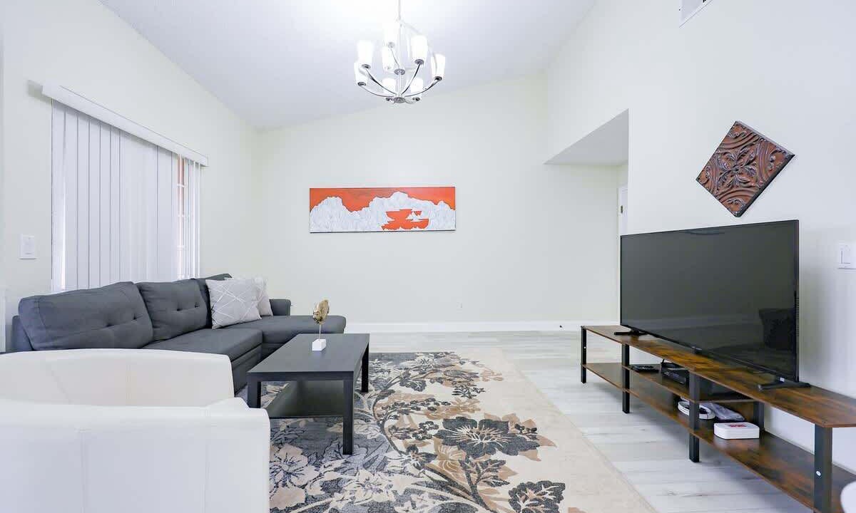 Photo of Livingroom in Florida Center North