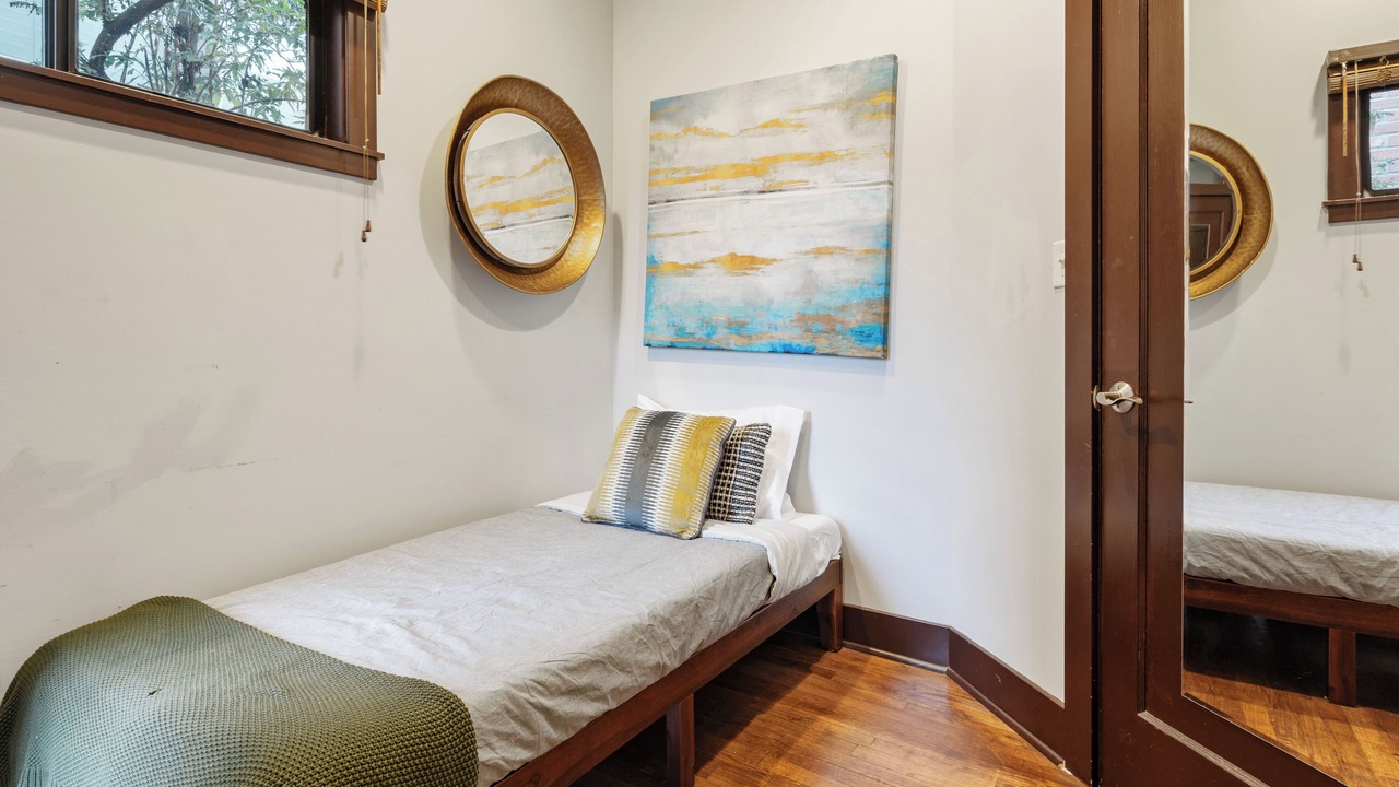 Photo of Bedroom in Broadway