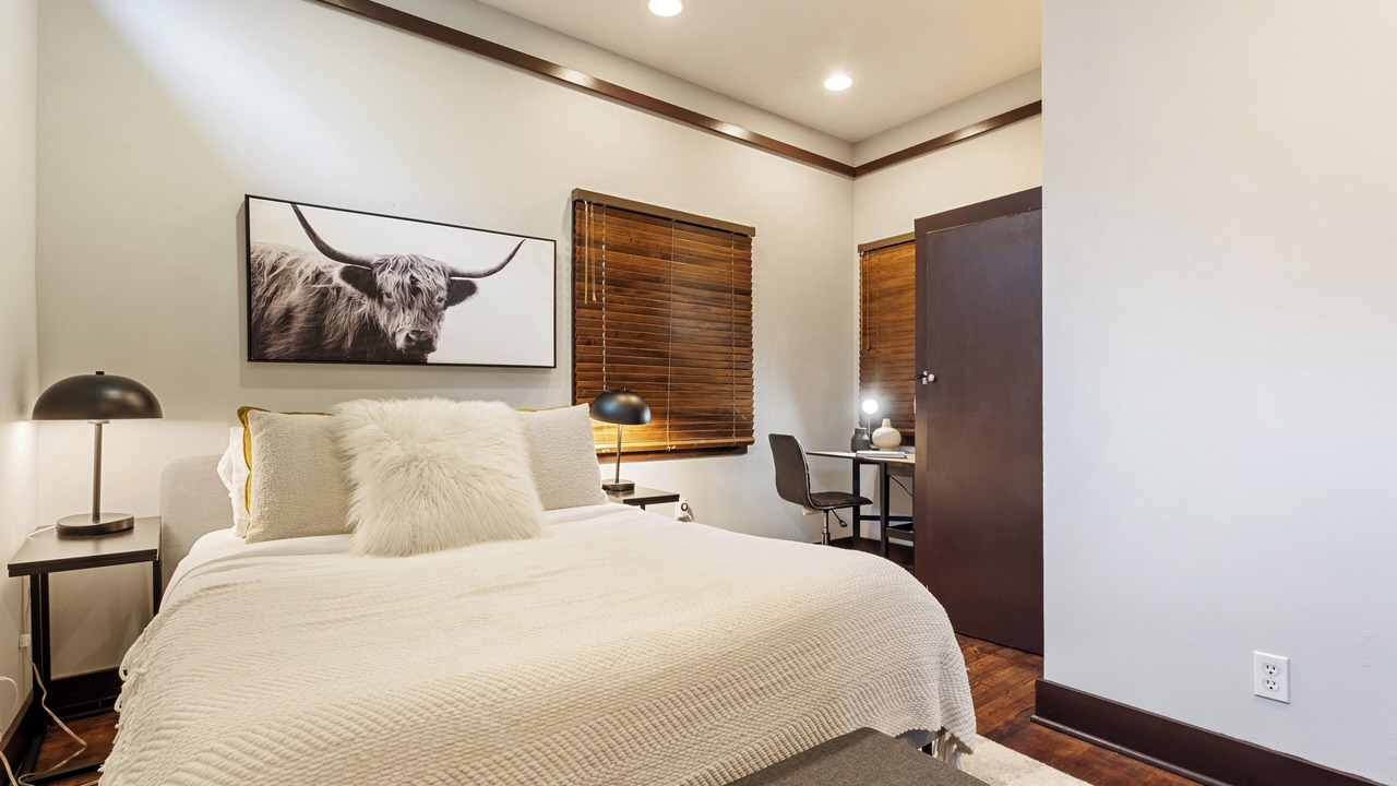 Photo of Bedroom in Broadway