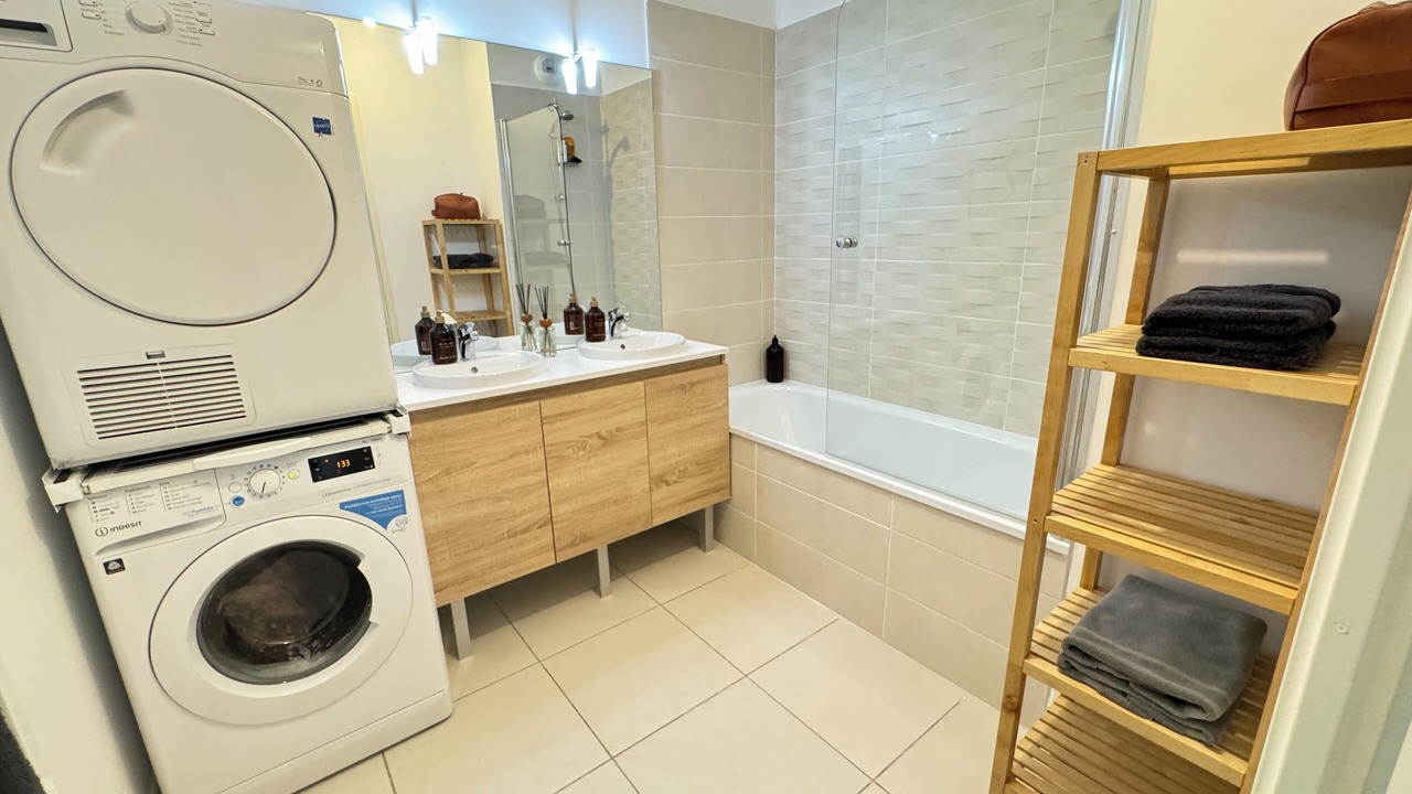 Photo of Bathroom in Hopitaux-Facultes